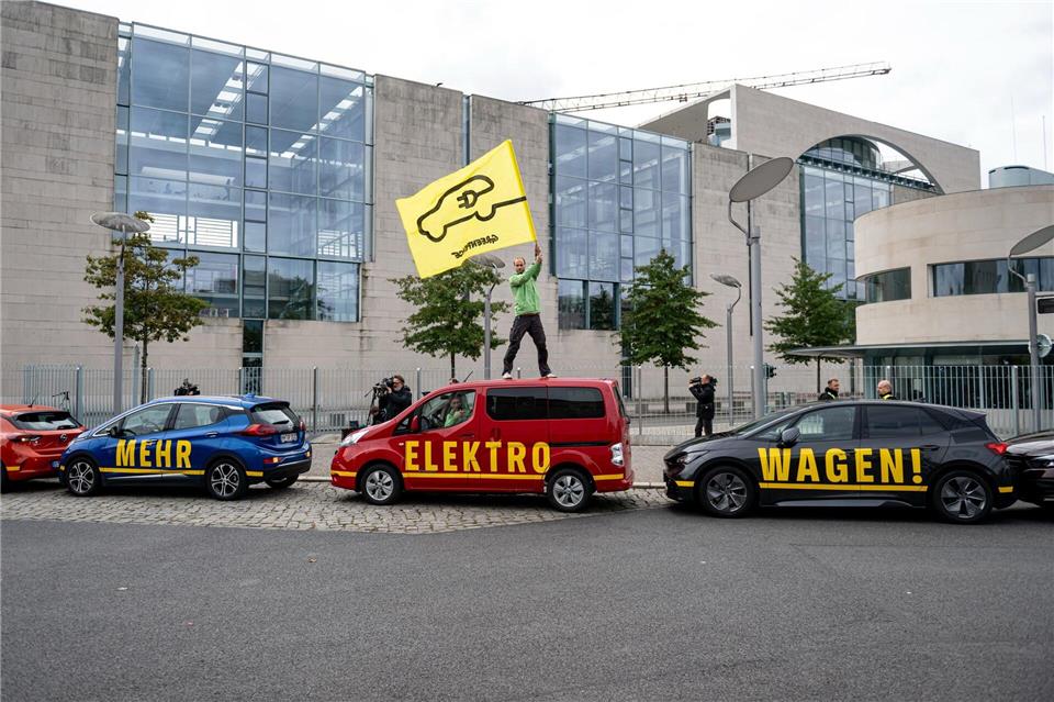 Aktionen vor dem Kanzleramt zum „Autogipfel“ Greenpeace Aktivisten blockieren das Kanzleramt unter anderem mit Autos.Fabian Sommer/dpa