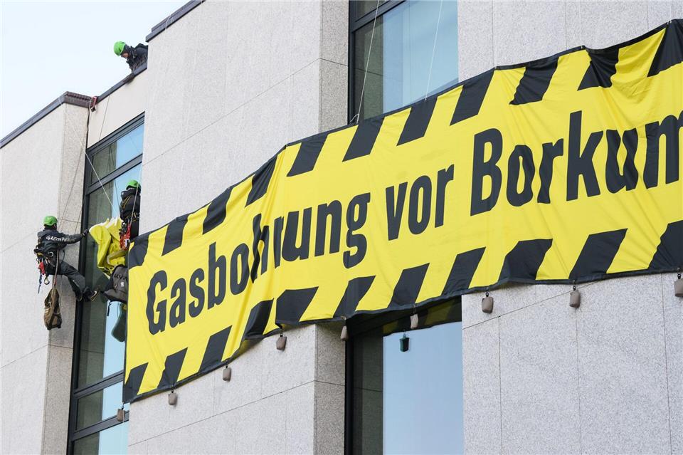 CDU dringt auf höhere Sicherheit rund um den Landtag Greenpeace-Aktivisten waren 2023 auf das Landtagsdach gelangt und hatten Banner angebracht, um gegen Erdgas-Bohrungen vor Borkum zu protestieren. (Archivbild)Julian Stratenschulte/dpa
