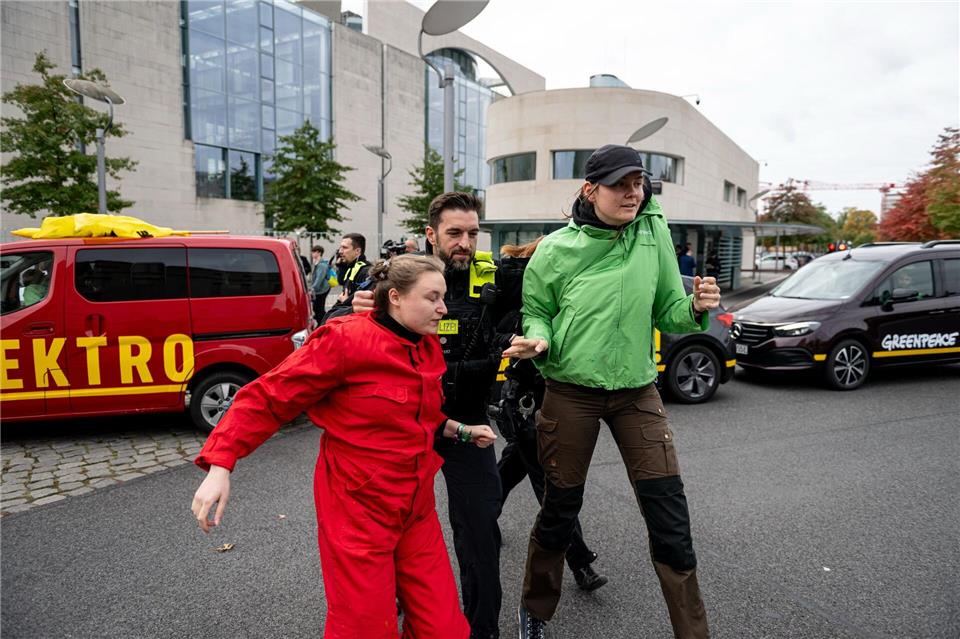 Greenpeace Aktivisten werden vor dem Kanzleramt von der Polizei abgeführt.Fabian Sommer/dpa