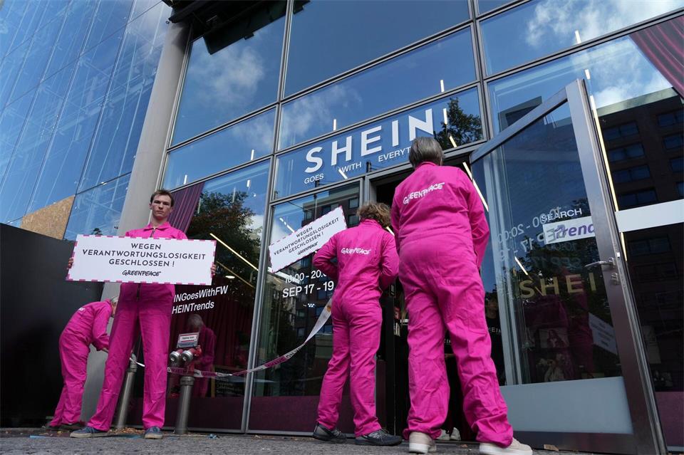 Greenpeace hat laut eigenen Angaben immer wieder gefährlich hohe Konzentrationen von Schadstoffen in Shein-Kleidung nachgewiesen.Sven Kaeuler/dpa