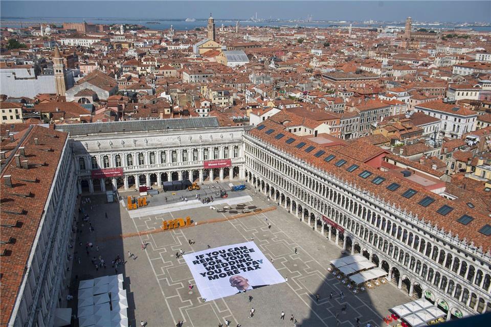 Greenpeace protestiert mit einem großen Transparent auf dem Markusplatz in Venedig gegen die Bezos-Hochzeit.Greenpeace/Greenpeace/AP/dpa