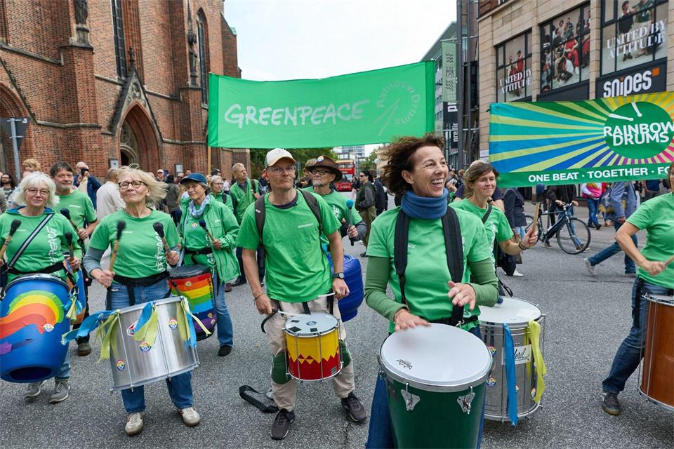 Greenpeace trommelt für den demokratischen Zusammenhalt.Georg Wendt/dpa