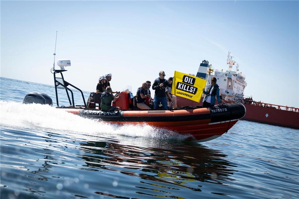 Greenpeace warnt auch vor den Folgen für die Umwelt im Falle einer Havarie.Philip Dulian/dpa
