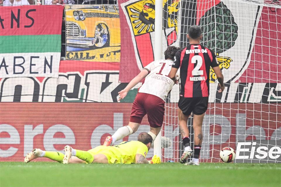 Gregoritsch spitzelt den Ball am Torwart vorbei ins Netz - ein „Gurkerl“.Harry Langer/dpa