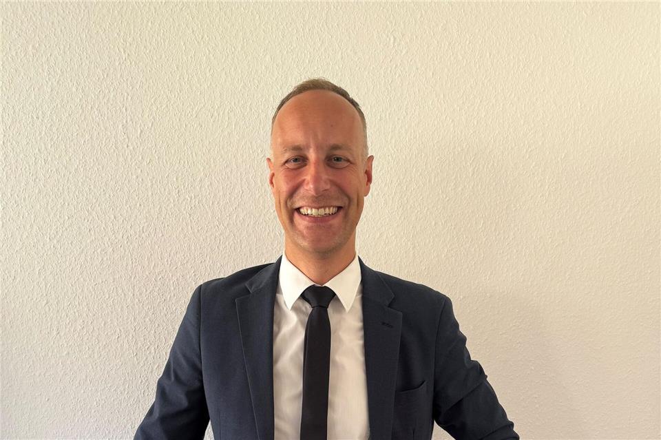 Gregory Scholz hat mit Ex-Kanzler Scholz nicht nur den Nachnamen gemeinsam. Er hat auch immer eine Aktentasche dabei.Ira Schaible/dpa