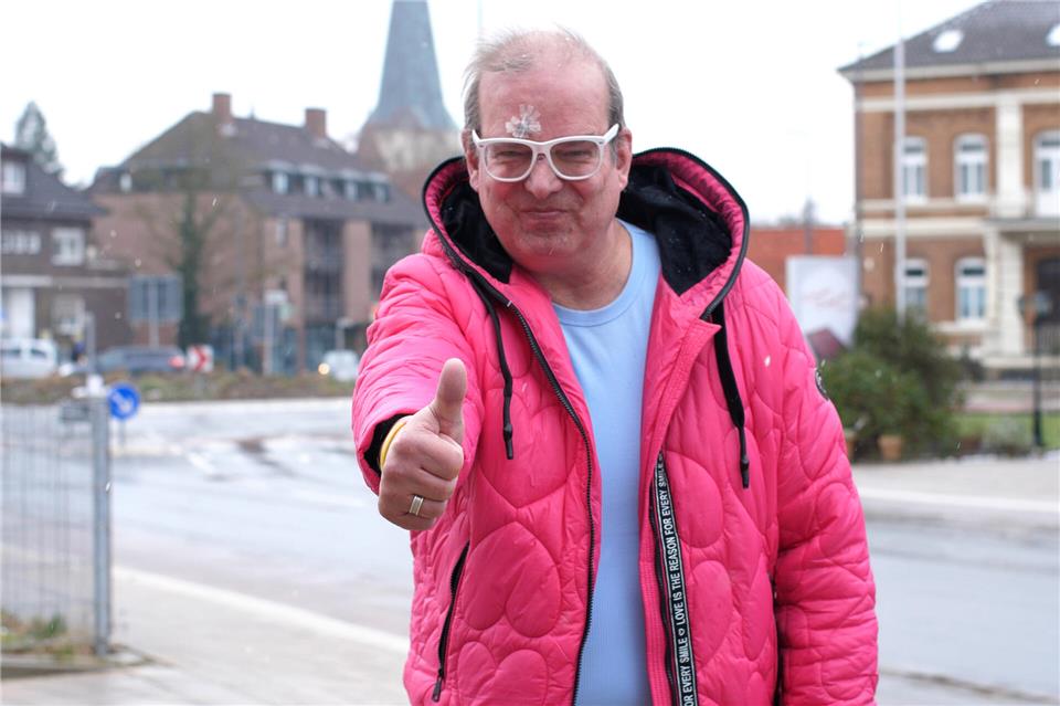 Grelle Outfits sind das Markenzeichen von „Fashion Willi“.