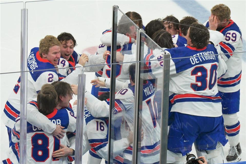Grenzenlose Freude: Die Amerikaner kurz nach dem Sieg gegen den großen Rivalen Kanada.Peter Kneffel/dpa