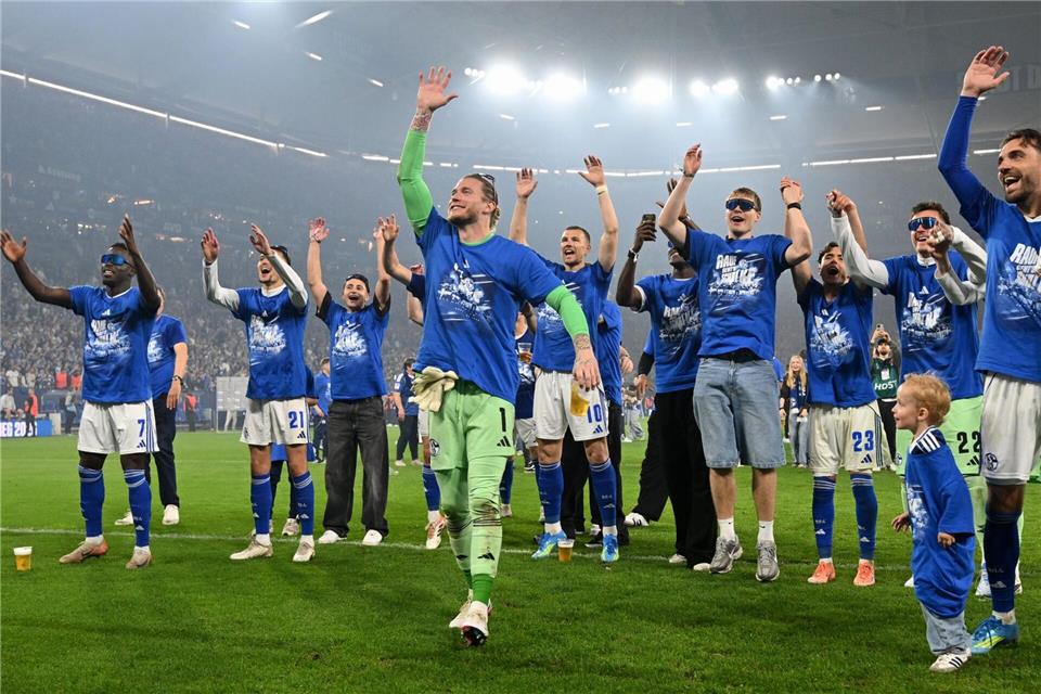 Grenzenloser Jubel bei Bundesliga-Rückkehrer FC Schalke 04.Bernd Thissen/dpa