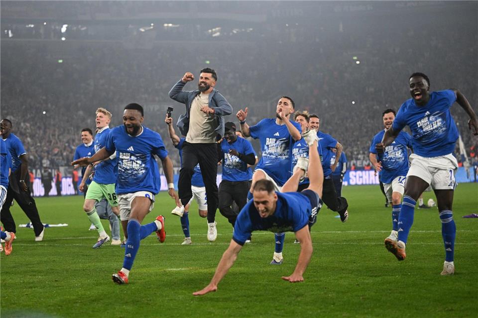 Grenzenloser Jubel nach dem Schlusspfiff: Schalke 04 ist wieder erstklassig.Bernd Thissen/dpa