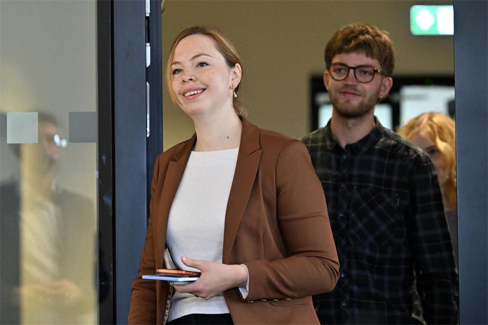 Greta Garlichs (l) zeigte sich zufrieden mit dem Abschneiden ihrer Partei.Julian Stratenschulte/dpa