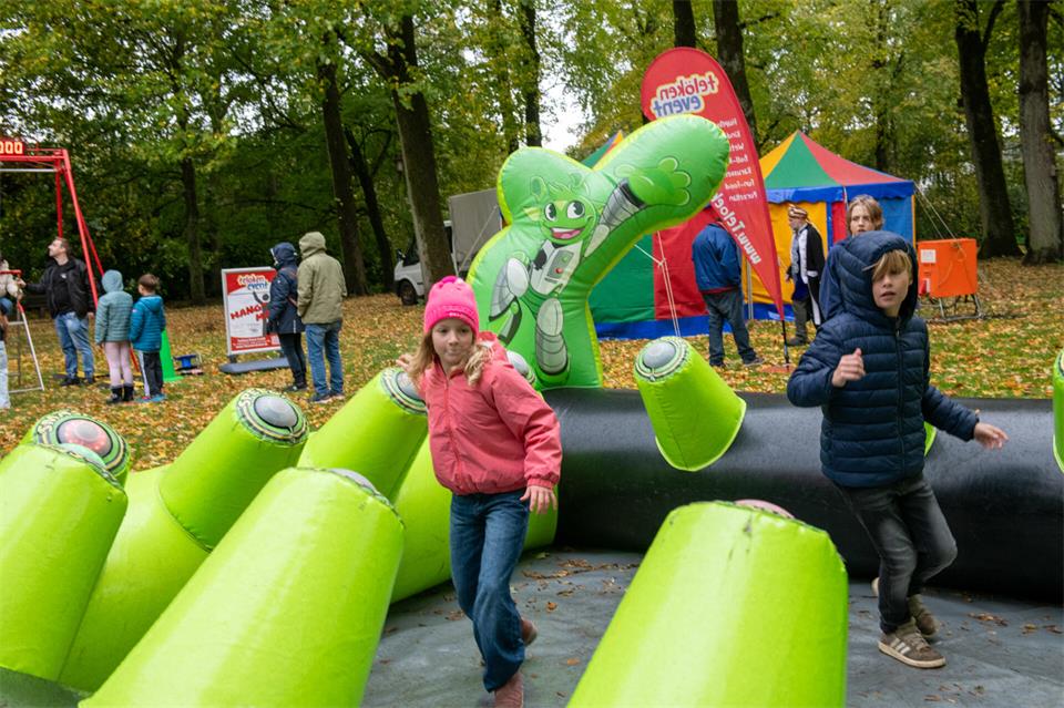 Greta und Mats spielten im Stadtpark.
