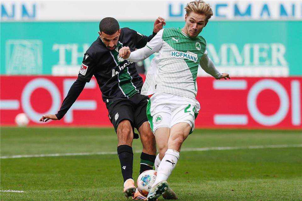 Fürth weiter mit Ausfällen - Coach will Punkte in Elversberg Greuther Fürths Marco John blockt den Schuss des Hannoveraners Waniss Taibi. (Archivbild)Daniel Löb/dpa