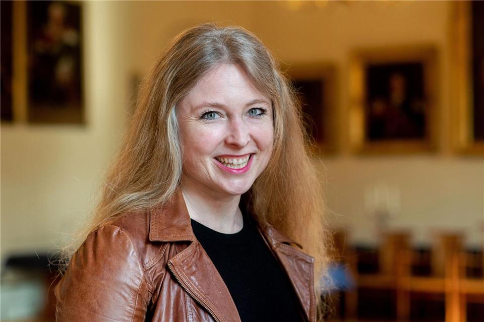 Grietje Kammler, Leiterin des Plattdüütskbüros, hat mit ihrem Team Ideen für einen KI-trainierten Übersetzer für ostfriesisches Plattdeutsch. Hauke-Christian Dittrich/dpa