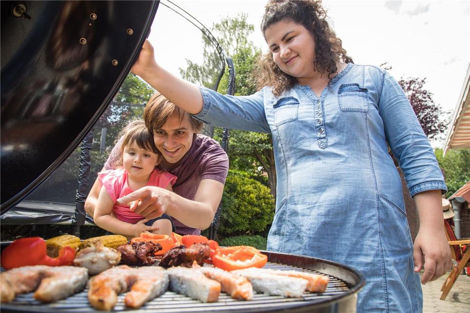 Grillen mit Vorsicht: Wegen ihres geringeren Körpergewichts und eines weniger ausgereiften Entgiftungssystems reagieren Kinder empfindlicher auf Schadstoffe im Grillgut.Christin Klose/dpa-tmn