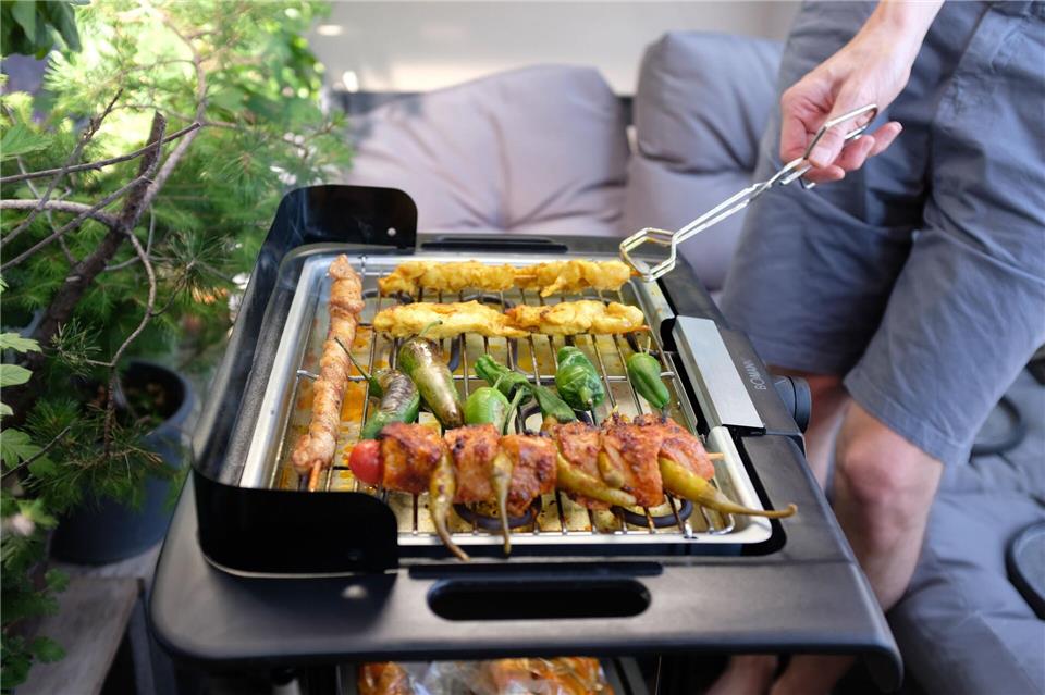 Grillfreunde sollten auf dem Balkon lieber Gas- oder Elektrogrills nutzen.picture alliance/dpa/dpa-tmn