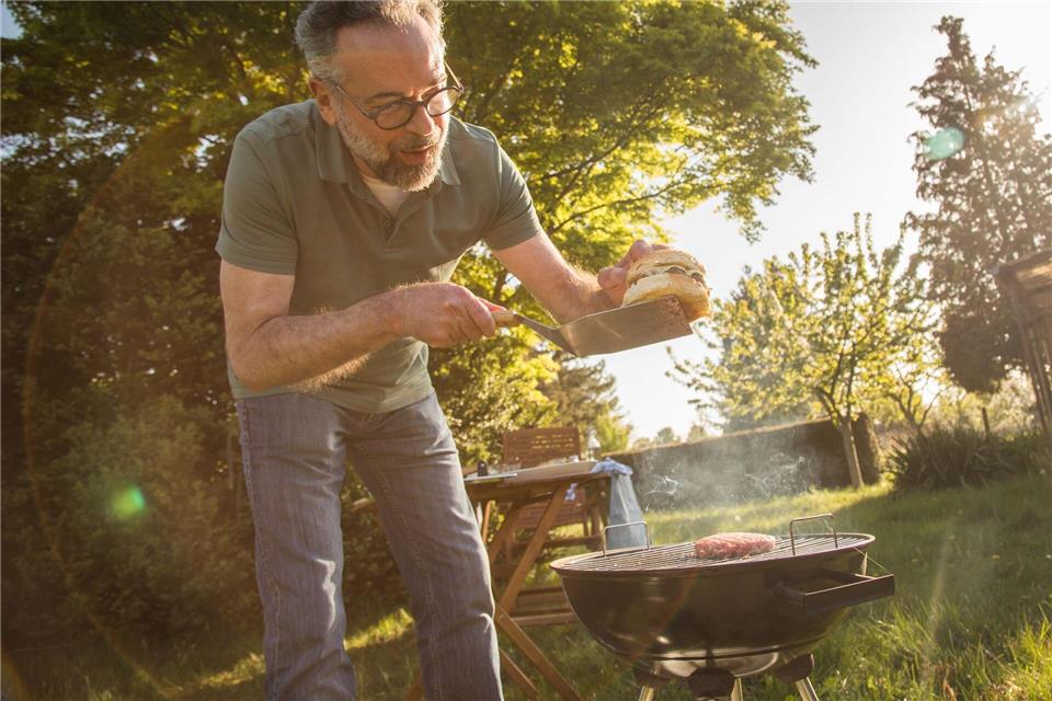 Grillkohle aus Tropenholz sollte nicht gekauft werden.picture alliance / dpa-tmn