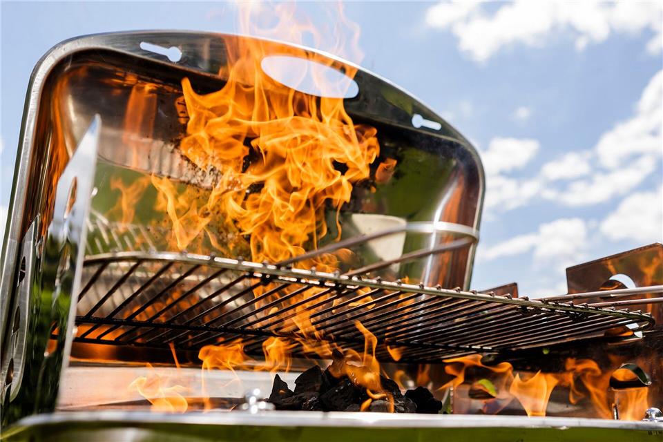 Grillvergnügen ohne Chemie: Selbstgemachte Grillanzünder aus Eierkartons, Wachsresten und Holzwolle sind eine umweltfreundliche Alternative. Monique Wüstenhagen/dpa-tmn