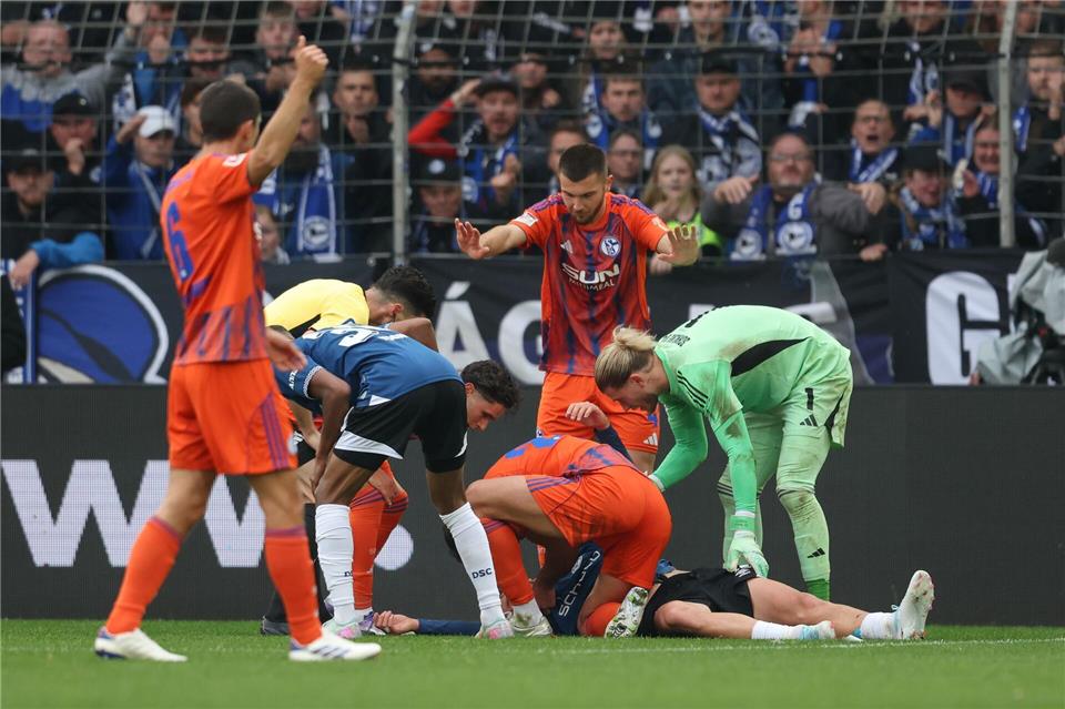 Grodowski liegt auf dem Rasen. Friso Gentsch/dpa