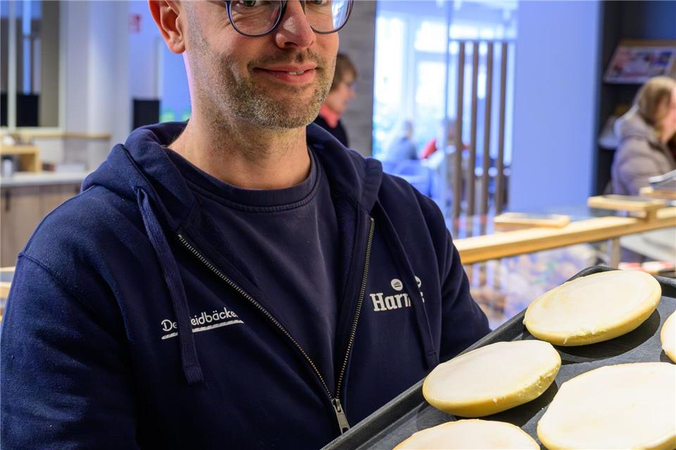 „Grönländer“ statt „Amerikaner“ - Jannik Harms, Geschäftsführer der De Heidbäcker GmbH, hat das Zuckergebäck umbenannt. Philipp Schulze/dpa