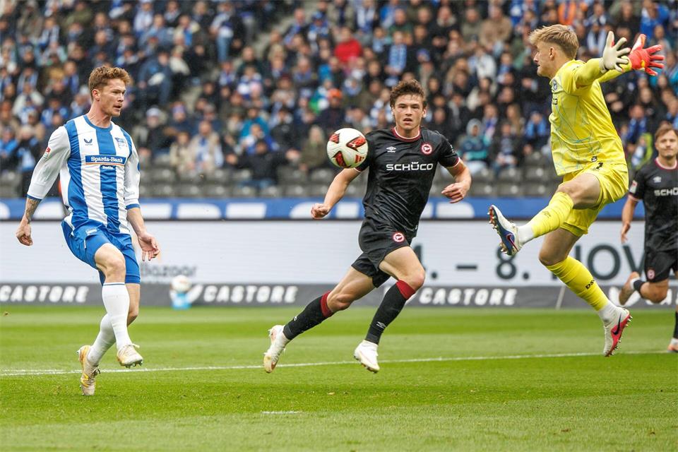 Grönning (l) ließ erneut eine Großchance aus.Andreas Gora/dpa