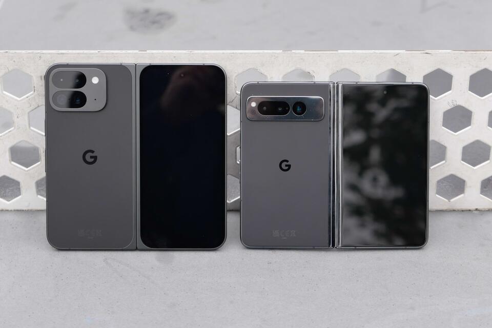 Größer und schlanker: Das Pixel 9 Pro Fold (l) im Vergleich zum Vorgänger Pixel 8 Pro Fold (r).Christoph Dernbach/dpa-tmn