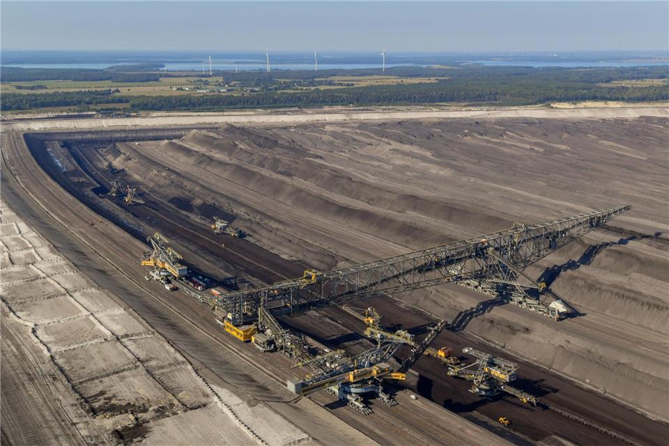 „Größte bewegliche Arbeitsmaschine der Welt“: die Förderbrücke F60 im Braunkohletagebau Welzow-Süd.Patrick Pleul/dpa/dpa-tmn