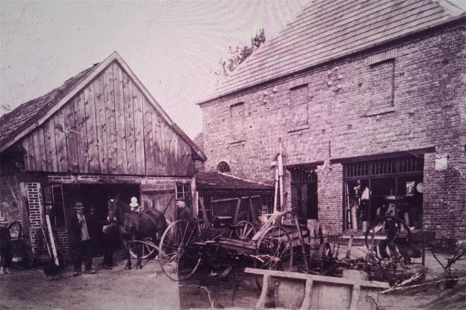 Groß Reken historisch: Viele Geschäfte und Handwerksbetriebe sind aus dem Ortsbild verschwunden, so auch die Schmiede Bruns im Oberdorf. 
