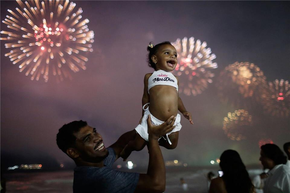 Groß und Klein begrüßen das neue Jahr in Rio. Bruna Prado/AP/dpa