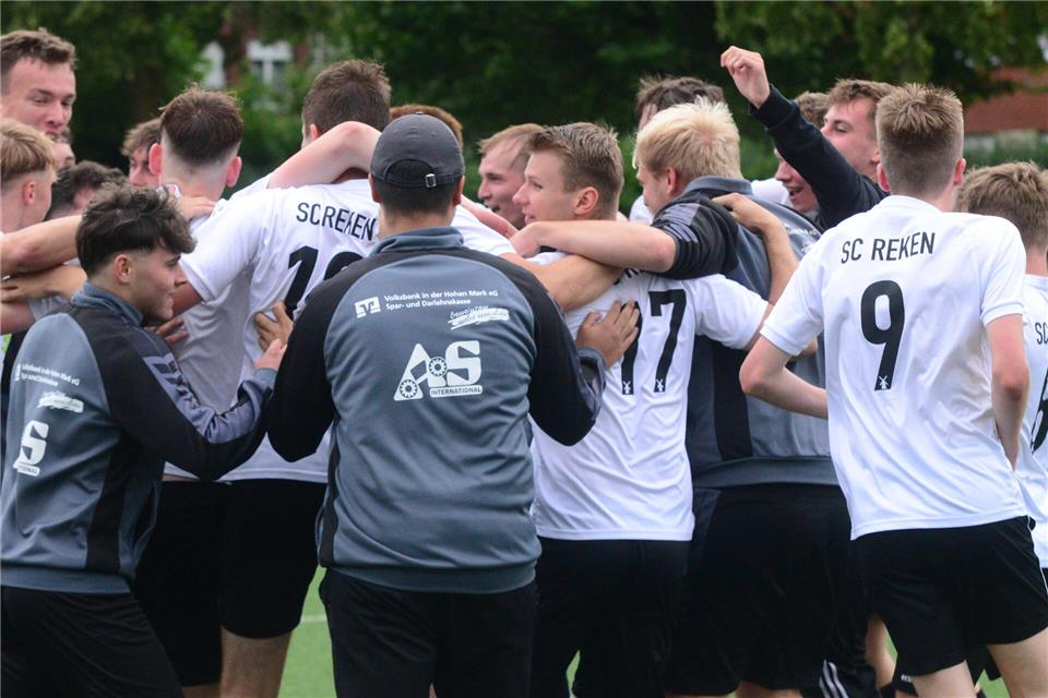 Groß war der Jubel vor fast genau zwei Monaten in Herbern: Auch im zweiten Entscheidungsspiel um den Aufstieg hatte sich die U19 des SC Reken gegen die JSG Herbern/Ascheberg durchsetzen können – und betritt nun am Sonntag Bezirksliga-Neuland. Foto: