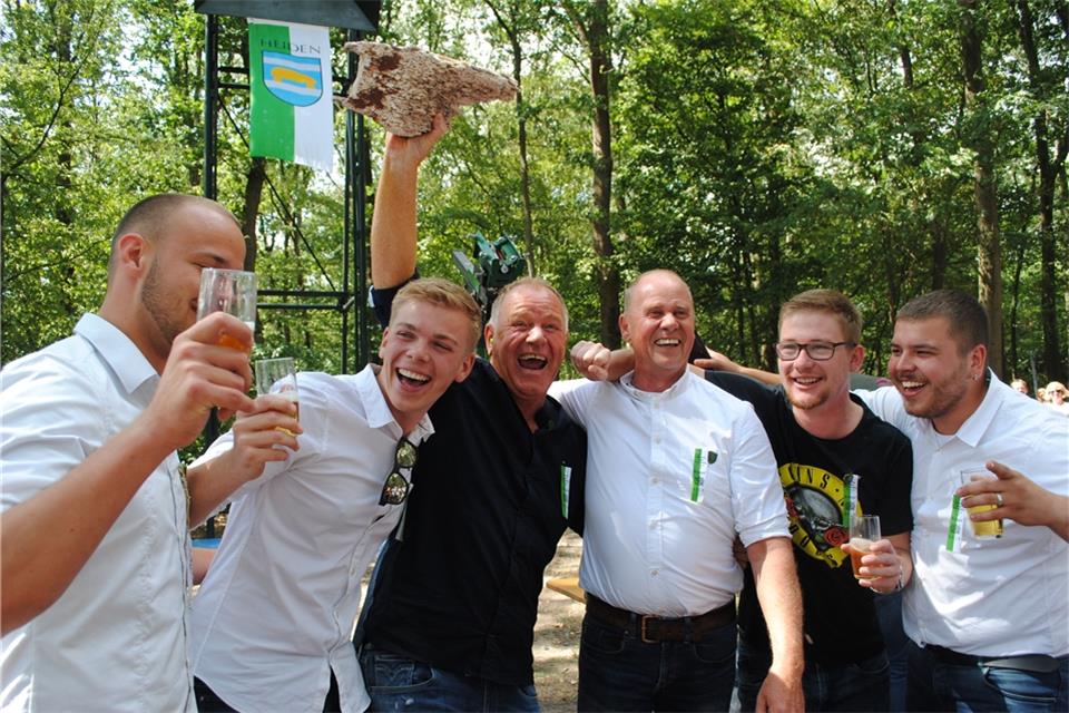 Groß war die Freude von Stefan Bramers (3. von links) und seinen Freunden, als er nach dem 279. Schuss die Vogelreste in der Hand hielt.