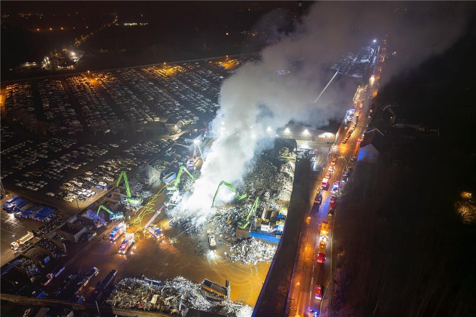 Großbrand auf einem Essener Schrottplatz: Der Qualm zog bis Dortmund-/Feuerwehr Essen/dpa