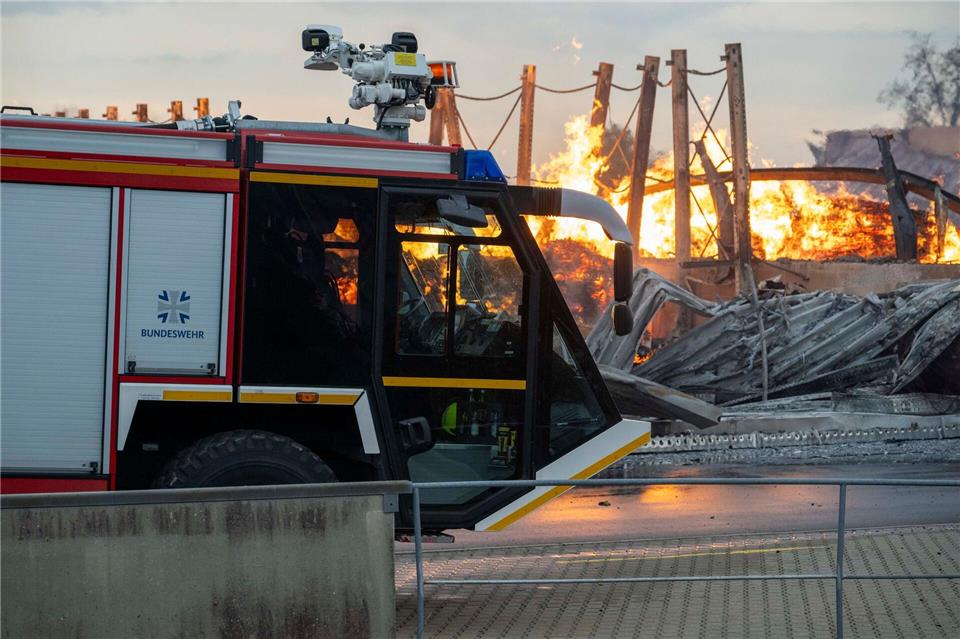 Großbrand bei Holzbaubetrieb - Löscharbeiten dauern an. Stefan Puchner/dpa