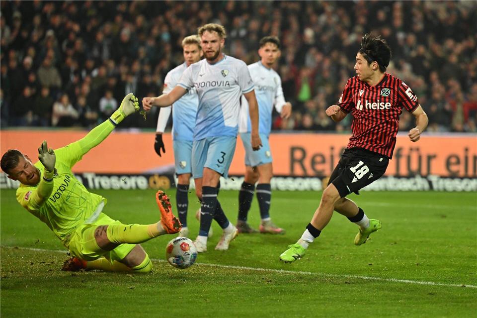 Großchance für Hannover: Daisuke Yokota scheitert an Bochums Torwart Timo Horn.Swen Pförtner/dpa
