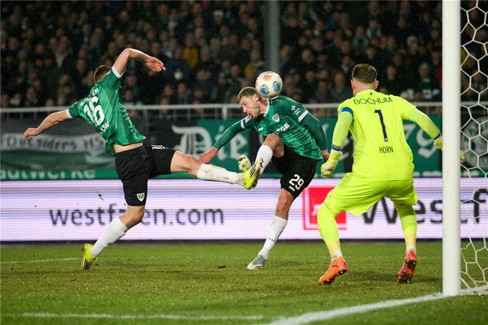 Großchance für Münster: Torge Paetow (l) und Imad Rondic behindern sich vor dem Bochumer Tor gegenseitig.Bernd Thissen/dpa