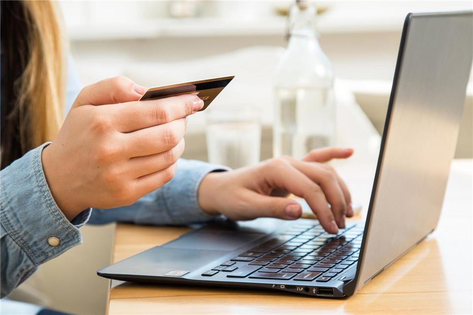 Große Auswahl, kleine Preise: Beim Onlinekauf unterstützen KI-gestützte Tools zum Beispiel bei der Auswahl der richtigen Größe.Christin Klose/dpa-tmn