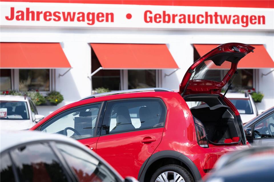 Große Autohäuser und Vertragshändler bieten tendenziell die verlässlicheren Fahrzeuge als Privatverkäufer.picture alliance/dpa