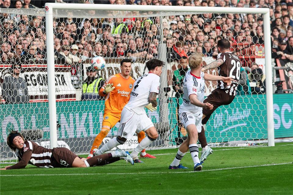 Große Chance für St. Pauli: Paulis Mathias Pereira Lage (r) trifft nur den Pfosten.Frank Molter/dpa