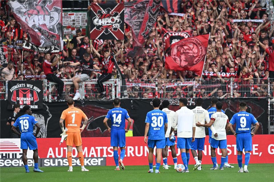 Große Enttäuschung: Leverkusens Spieler nach dem Schlusspfif.Carmen Jaspersen/dpa