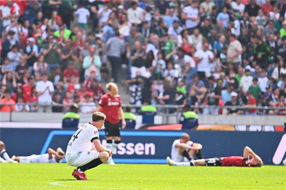 Große Enttäuschung nach dem Schlusspfiff in Hannover.Swen Pförtner/dpa