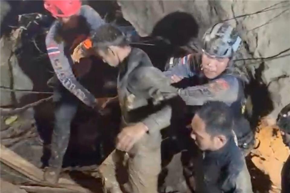 Große Erleichterung in Laos: Der erste der fünf Eingeschlossenen ist in Sicherheit.-/Association Of Volunteers For Lao People/AP/dpa