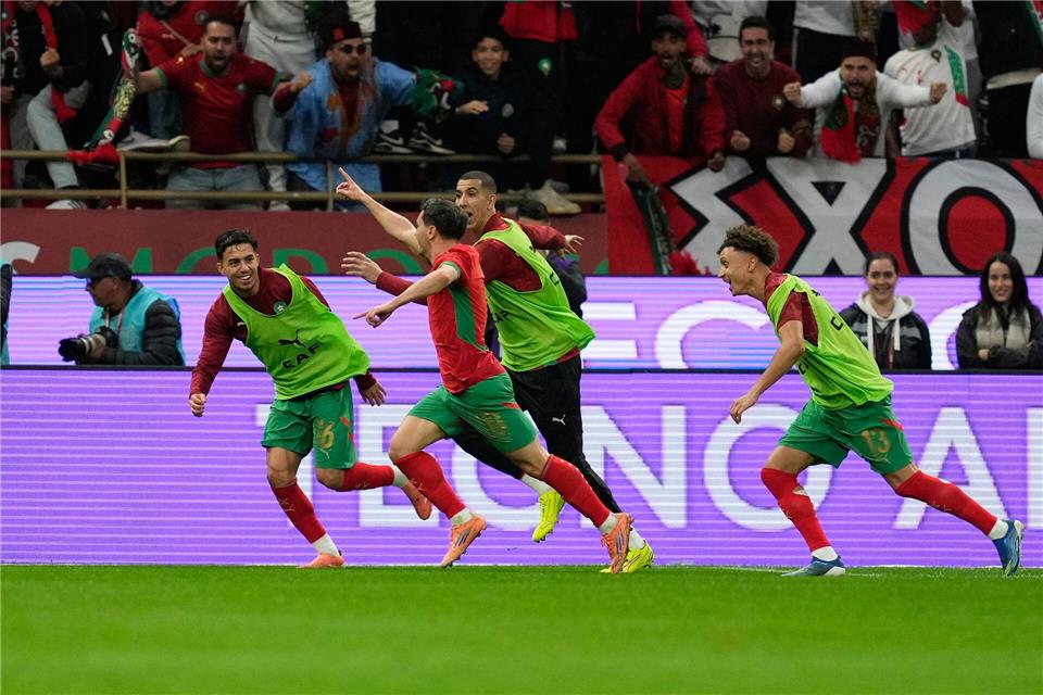 Große Freude: Brahim Díaz feiert sein Tor zum 1:0 mit Marokkos Ersatzspielern.Mosa’ab Elshamy/AP/dpa
