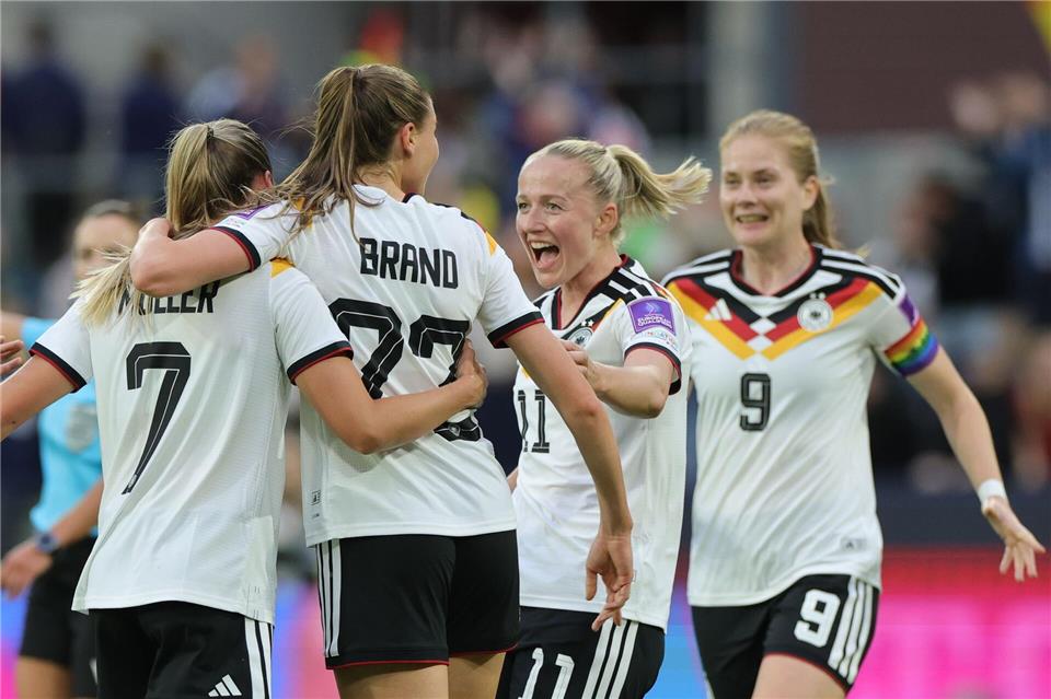 Große Freude: Die deutschen Fußballerinnen fahren zur WM 2027 nach Brasilien.Rolf Vennenbernd/dpa