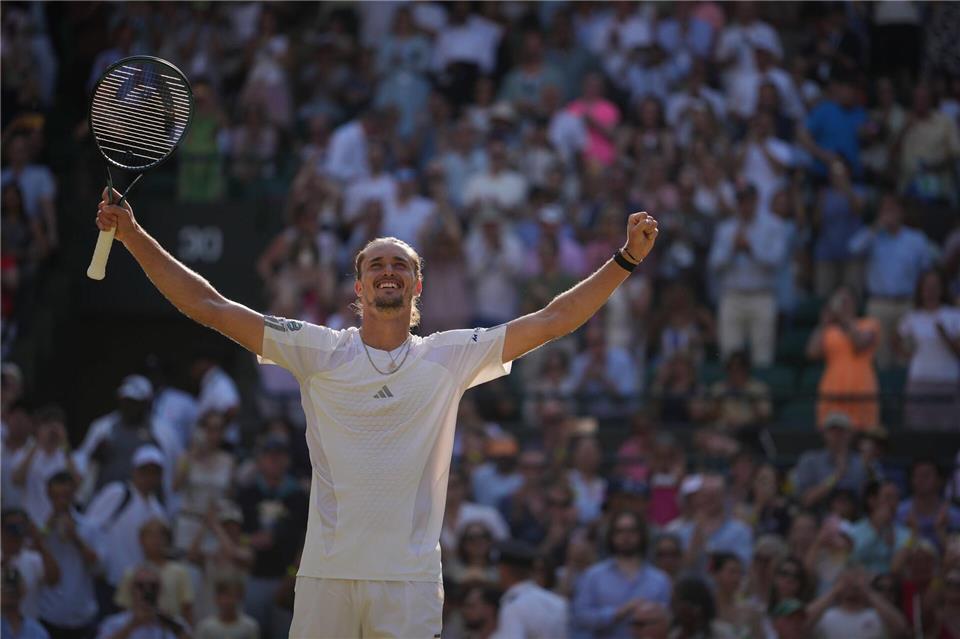 Große Freude bei Alexander Zverev über seinen erstmaligen Halbfinaleinzug in Wimbledon.Kin Cheung/AP/dpa