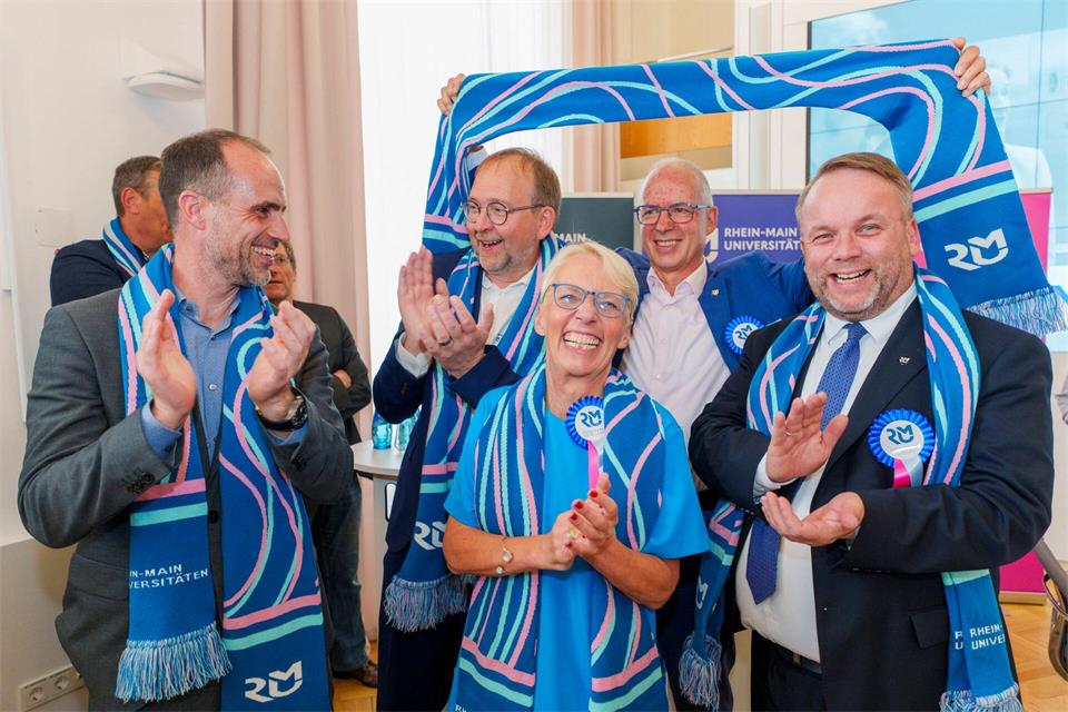 Große Freude bei Ministern und Universitätsleitungen über den Exzellenz-Titel. Andreas Arnold/dpa