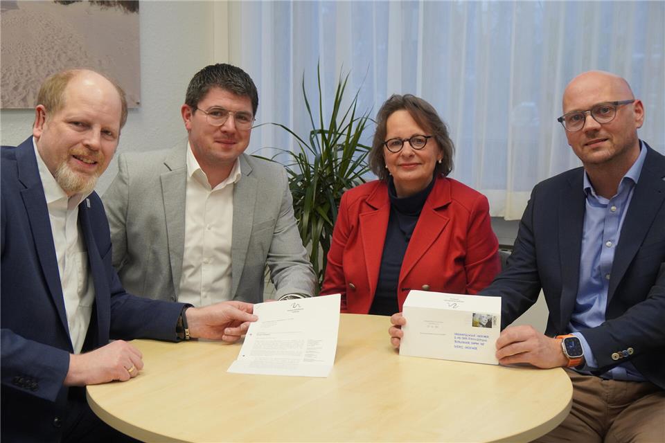 Große Freude über die Zusage der Margot-Friedländer-Stiftung für die Umbenennung der Gesamtschule: (v.l.) Dr. Thomas Brüggemann (Erster Beigeordneter Stadt Velen), Marius Tegeler (Erster Beigeordneter Stadt Gescher), Geschers Bürgermeisterin Anne Kortüm und Gesamtschulleiter Philipp Ottmann hat die frohe Kunde zum neuen Jahr erreicht.