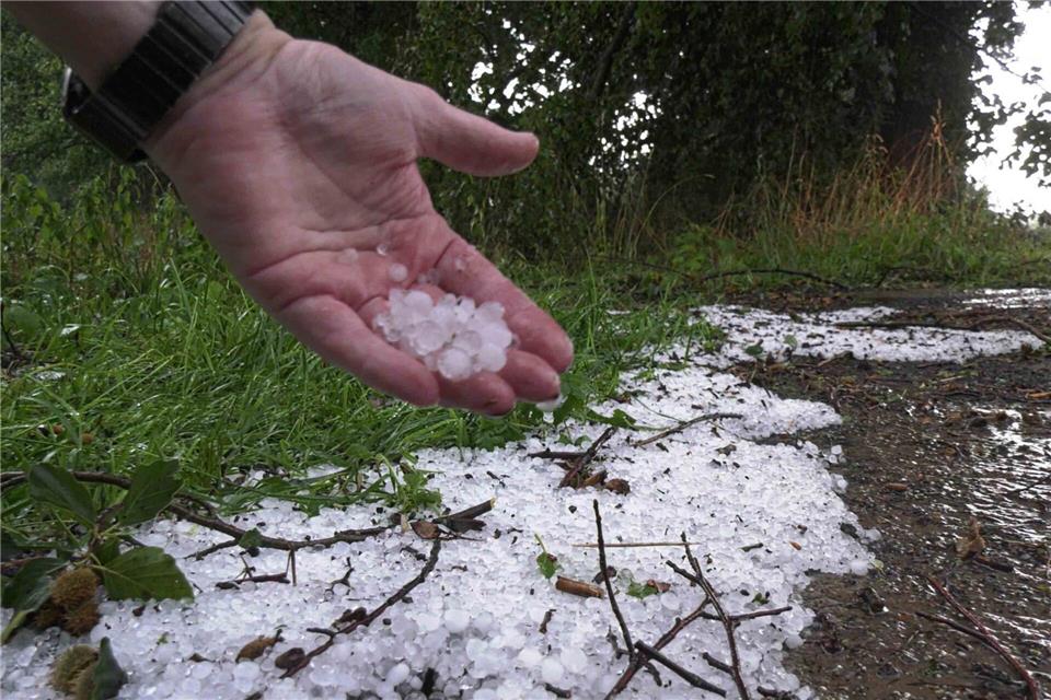 Große Hagelkörner kamen bei einem Unwetter in Mecklenburg-Vorpommern runter.Ralf Drefin/SWM DV Studio/dpa