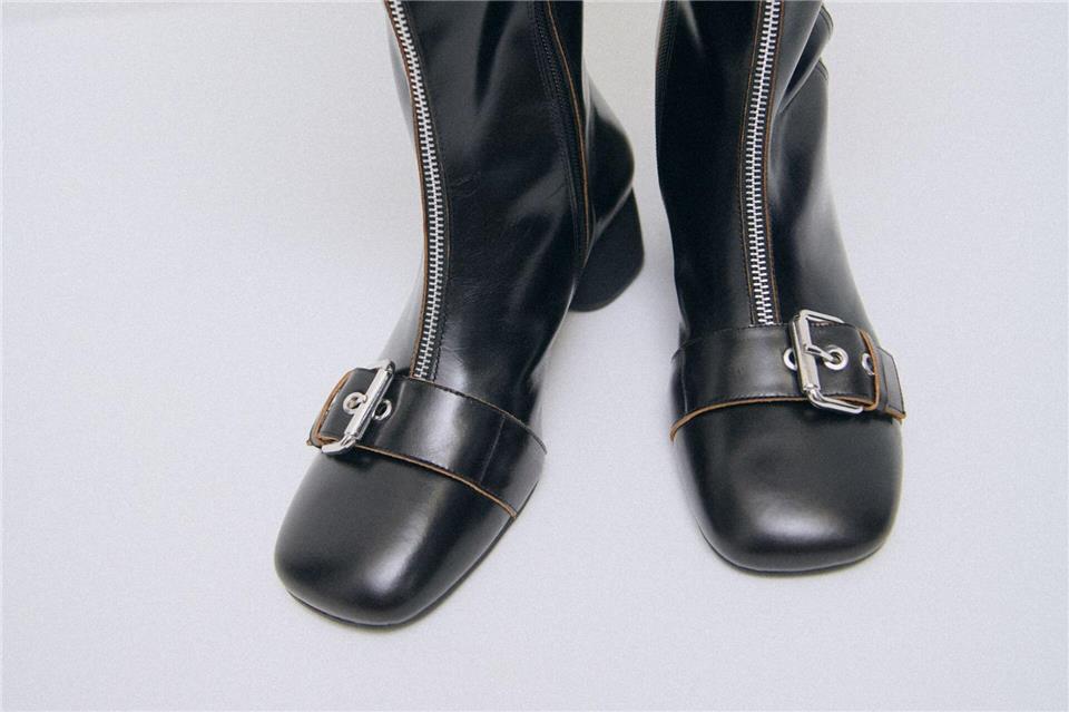 Von Langschaft bis Plateau: Die Schuhtrends der neuen Saison Große Kettendetails über dem Spann oder Schnallen wie sie bei den Stiefeln von Vagabond zu sehen sind, brechen die Fußlinie optisch und lassen den Schuh dadurch kürzer wirken, was gerade bei großen Größen schmeichelhaft ist (ca. 200 Euro).Vagabond/dpa-tmn