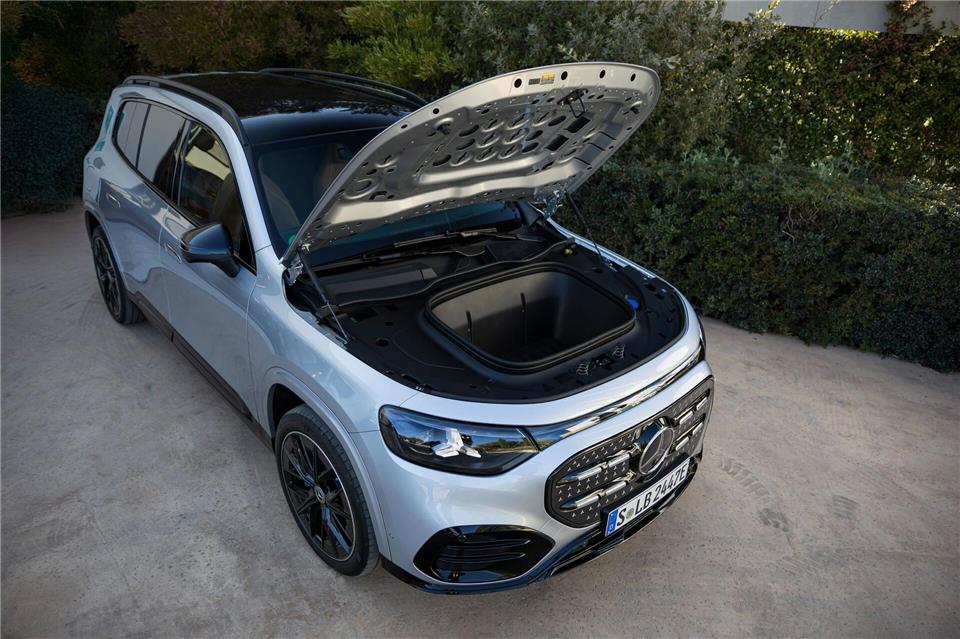 Große Klappe, viel dahinter: Der Frunk unter der Fronthaube bietet 126 Liter Volumen.Mercedes-Benz AG/dpa-tmn
