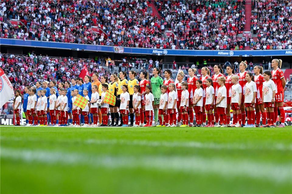 Große Kulisse: Mehr Fans hatte noch kein Vereinsspiel zweier Frauen-Teams in Deutschland.Sven Hoppe/dpa