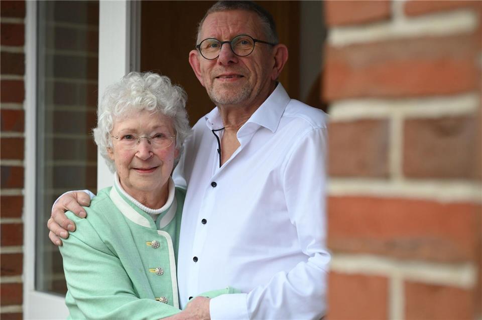 Große Liebe: Ellen (80) und Johan (78) lernten sich über eine Dating-Plattform kennen - wenige Wochen später gaben sie sich im Dezember das Ja-Wort.Lars Penning/dpa